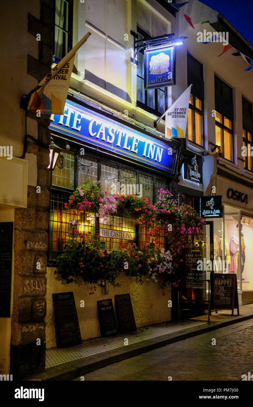 Das Castle Inn auf Fore Street in St Ives ist ein traditionelles britisches Pub Stockfoto