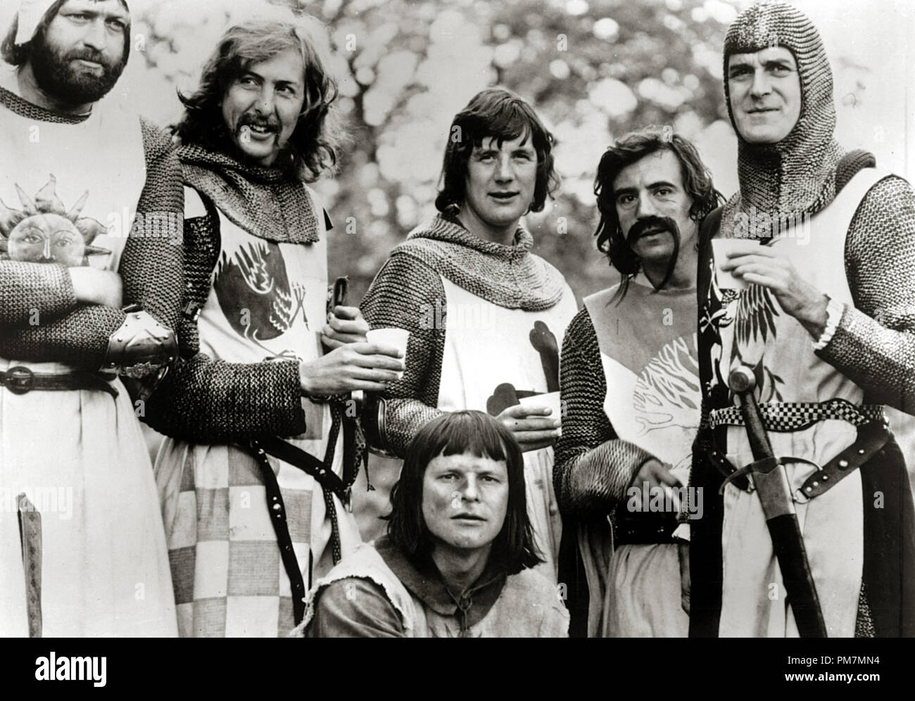 Eric Idle, Michael Palin, John Cleese, Terry Gilliam, 'Monthy Python und der Heilige Gral' 1975 Datei Referenz # 31202 421 THA Stockfoto