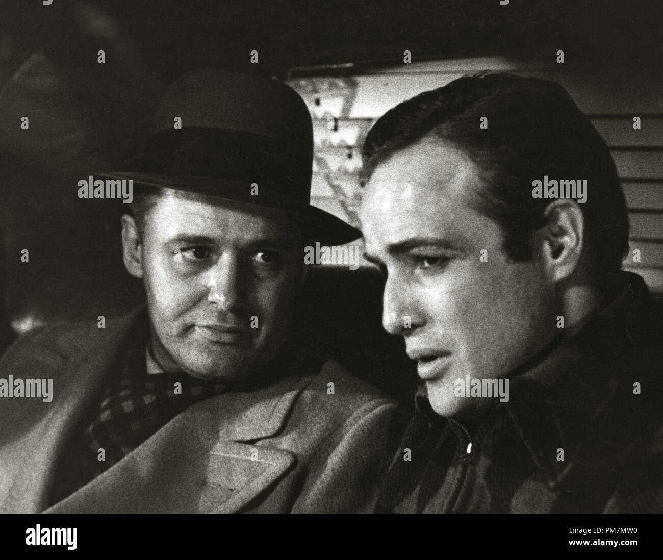 Rod Steiger und Marlon Brando, "Am Wasser" 1954 Datei Referenz # 31202 512 THA Stockfoto