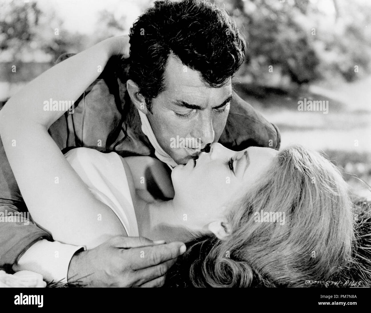 Dean Martin und Stella Stevens, "die Schalldämpfer' 1966 Columbia Datei Referenz # 31202_769 THA Stockfoto