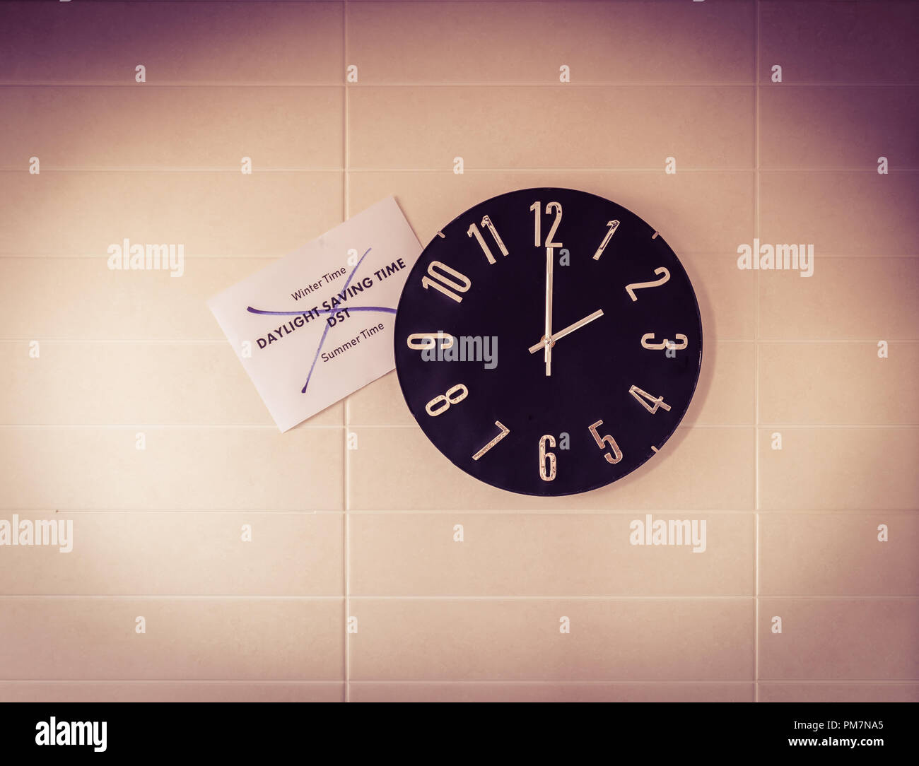 Große schwarze Uhr auf weiße Wand. Zeit ändern. DST. Erhebung der Europäischen Union zu der Zeit ändern. Englisch Banner. Stockfoto