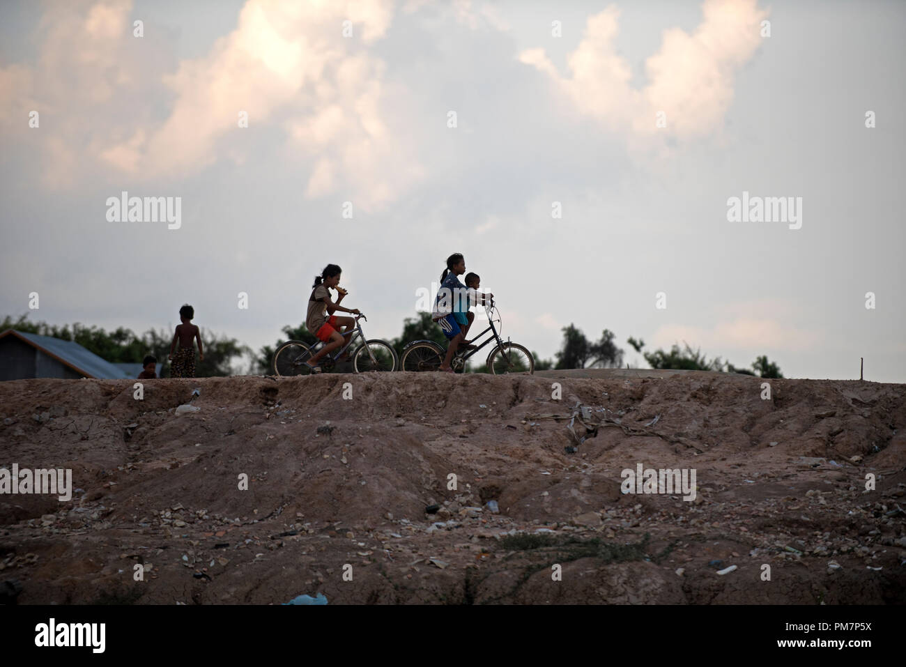 Kambodscha, Siem Raep, Angkor, Tole Sap See, junge Mädchen auf dem Fahrrad Stockfoto