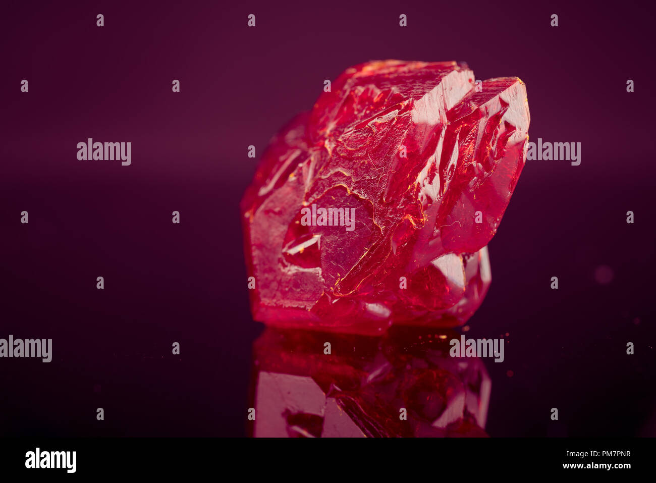 Kristall natürliches Mineralwasser auf dunklem Hintergrund Stockfoto