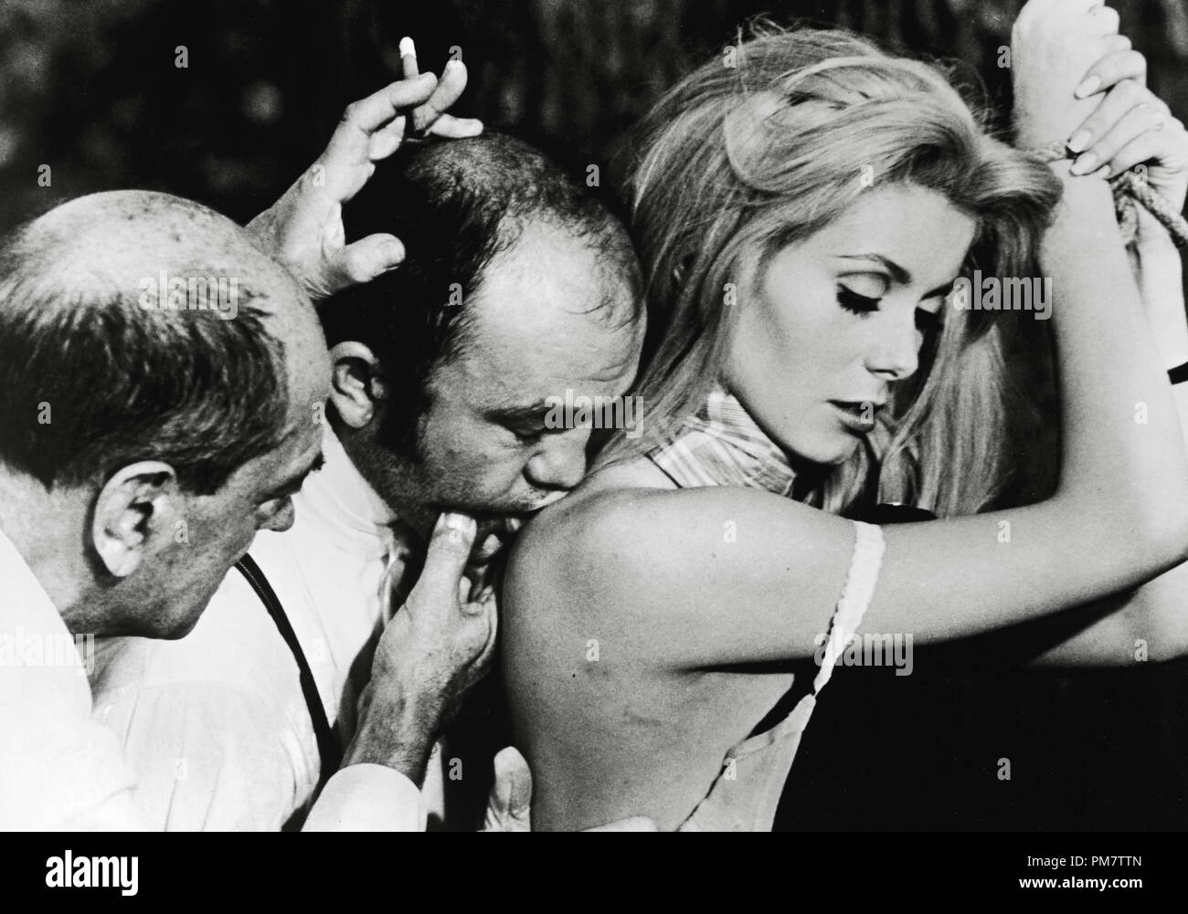 Regisseur Luis Bunuel und Catherine Deneuve, "Belle de jour", 1967. Datei Referenz # 31386 794 Stockfoto