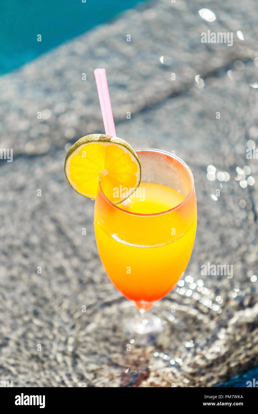 Cocktail am Rand des Pool close up Stockfoto