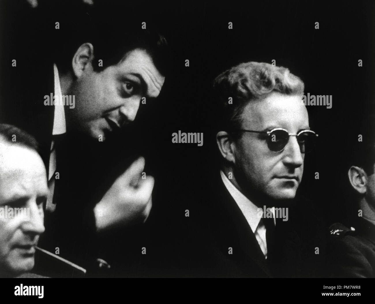 Regisseur Stanley Kubrick und Peter Sellers, 'Dr. Seltsam oder: Wie ich die Bombe zu lieben' 1964 Warner Datei Referenz # 31537 488 gelernt Stockfoto