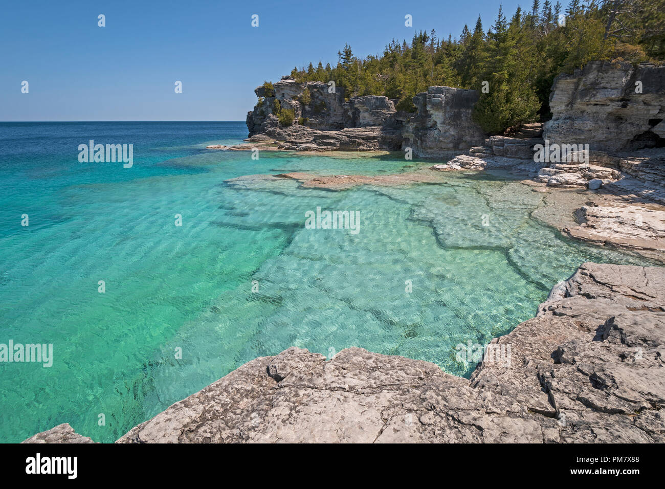 Bunte Gewässer auf einer einsamen Indian Cove auf Huron-see in Bruce Peninsula National Pqrk in Ontario Stockfoto