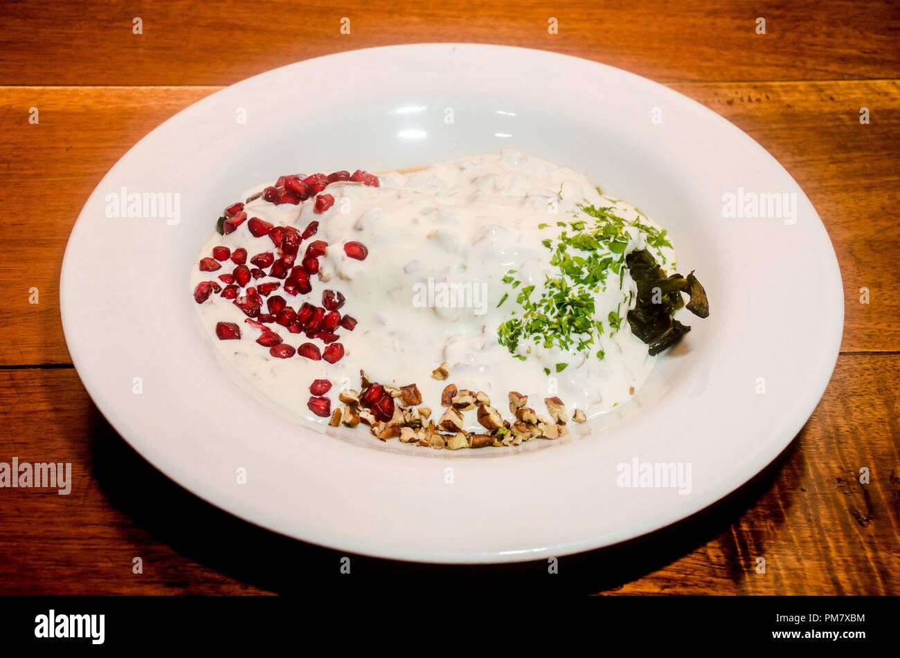 Saisonale mexikanische Gourmet Teller mit Chili mit Fleisch gefüllt und gekleidet mit einer Sauce von Muttern und Granatapfel Stockfoto