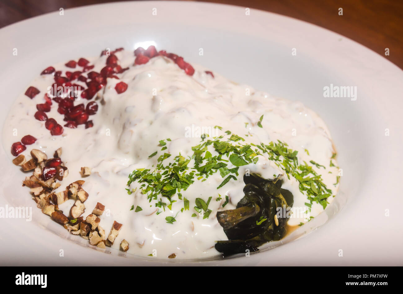 Saisonale mexikanische Gourmet Teller mit Chili mit Fleisch gefüllt und gekleidet mit einer Sauce von Muttern und Granatapfel Stockfoto