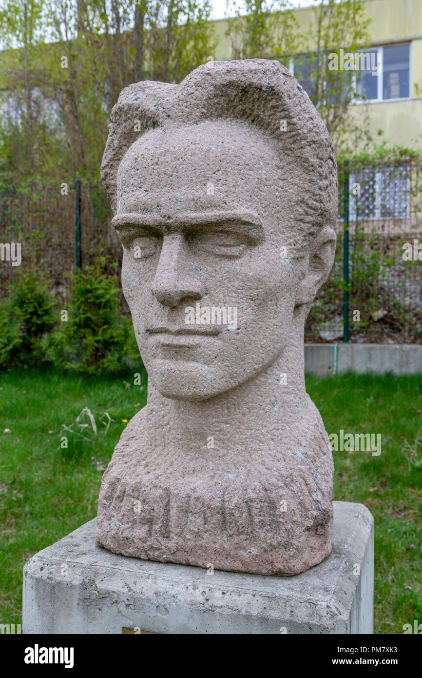"Nikola Vaptsarov" (1967) von Valcho Kadiev im Museum der Sozialistischen Kunst outdoor Sculpture Garden, Sofia, Bulgarien. Stockfoto