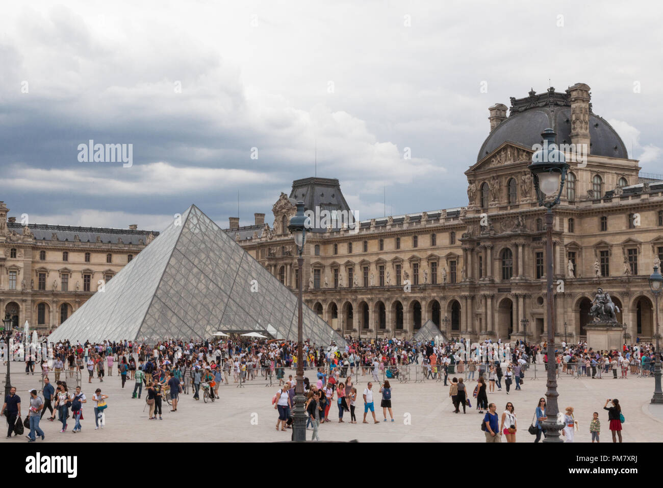 Zu Fuss Durch Die Strassen Von Paris Musee Du Louvre Piramid