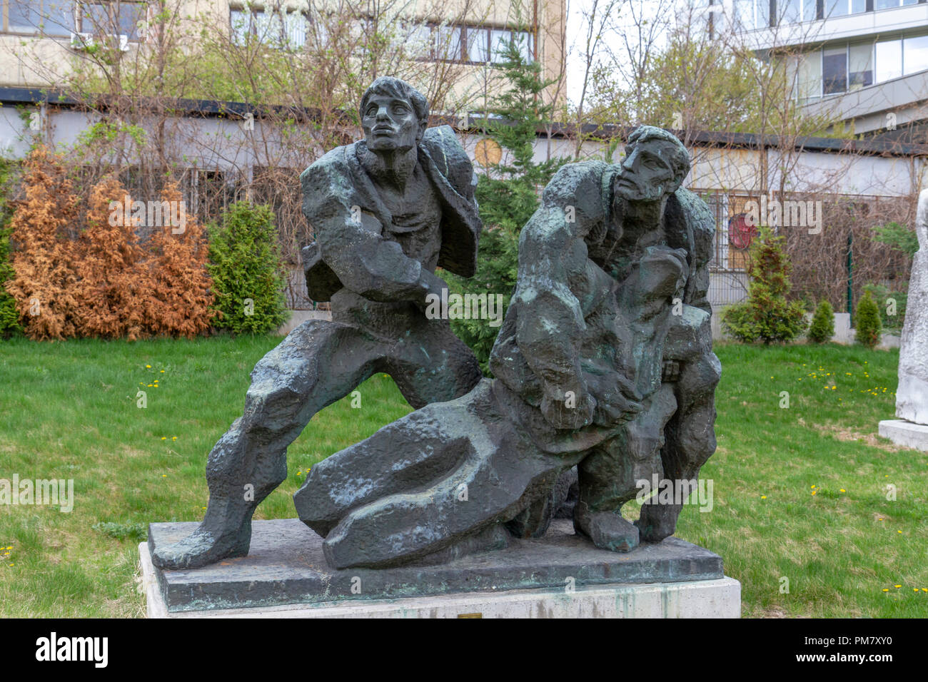 "Requiem" (1984) von Nedko Krastev und Nikolina Kanarova im Museum der Sozialistischen Kunst outdoor Sculpture Garden, Sofia, Bulgarien. Stockfoto
