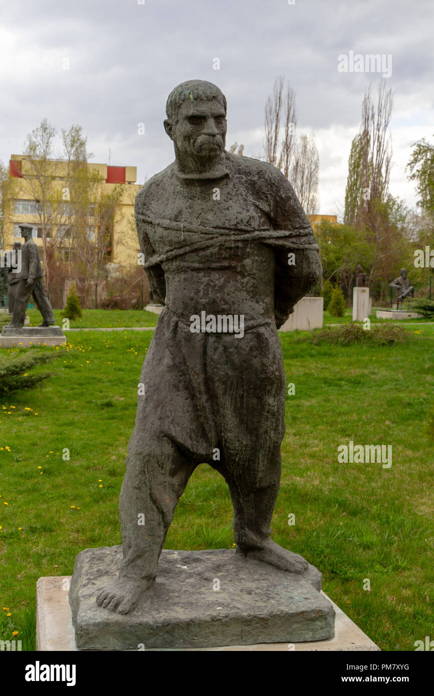 "Festhalten" (1959) von Georgi Apostolov im Museum der Sozialistischen Kunst outdoor Sculpture Garden, Sofia, Bulgarien. Stockfoto