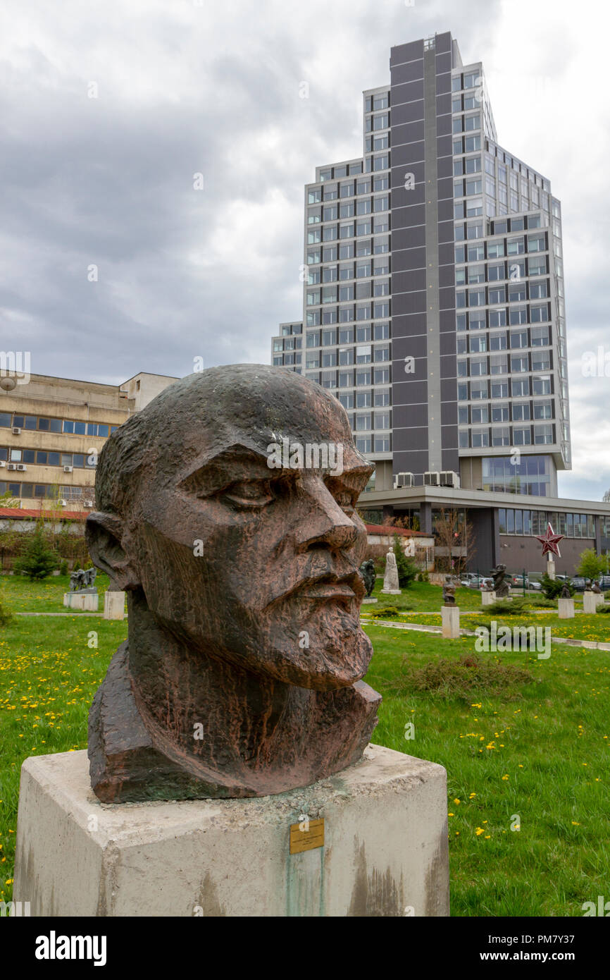 Büste von "Lenin" von Nedko Krastev und Nikolina Kanarova im Museum der Sozialistischen Kunst outdoor Sculpture Garden, Sofia, Bulgarien. Stockfoto