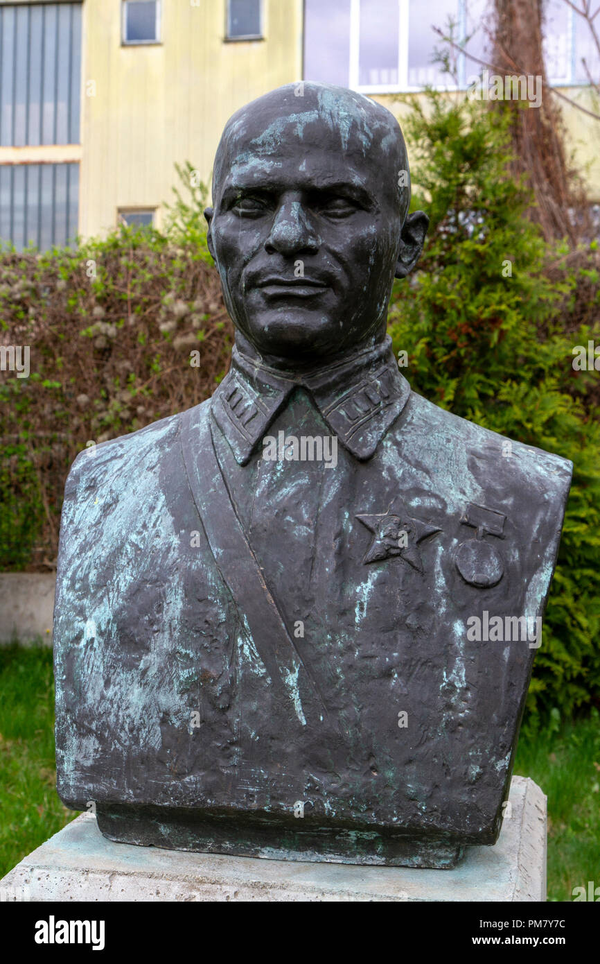 Büste von "Tsvyatko Radoynov" (1952) von Vladimir Ginovski im Museum der Sozialistischen Kunst outdoor Sculpture Garden, Sofia, Bulgarien. Stockfoto