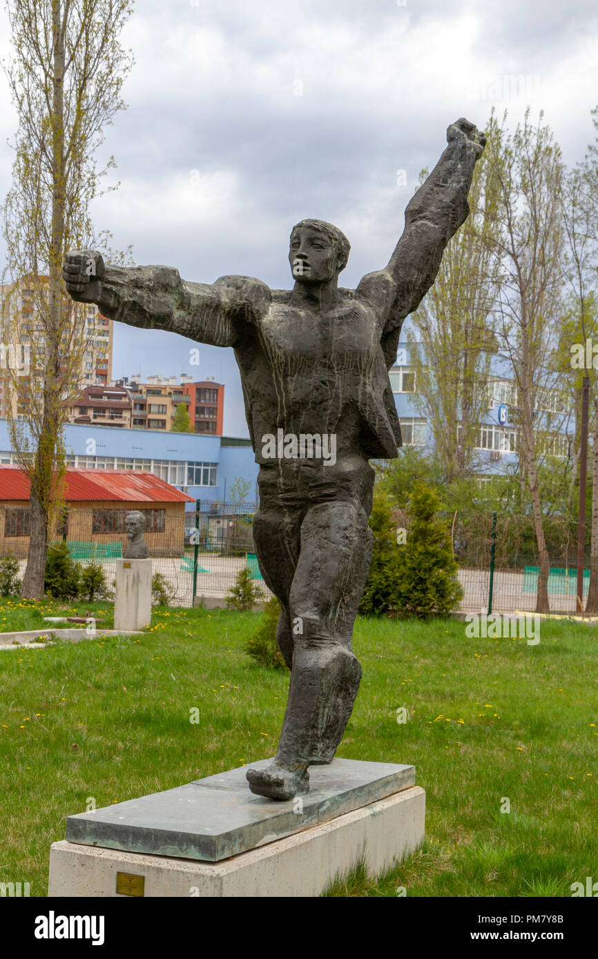 "Erster Tag" (1969) von Ivan Neshev im Museum der Sozialistischen Kunst outdoor Sculpture Garden, Sofia, Bulgarien. Stockfoto