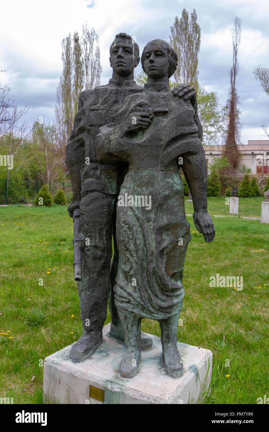 "Partisanen" (1954) von Dimitar Rashkov im Museum der Sozialistischen Kunst outdoor Sculpture Garden, Sofia, Bulgarien. Stockfoto