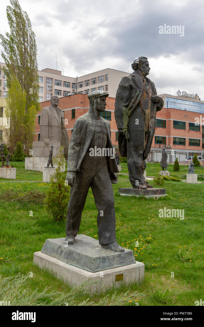 "Die Meister Arbeiter" (1958) von Ivan Funev im Museum der Sozialistischen Kunst outdoor Sculpture Garden, Sofia, Bulgarien. Stockfoto