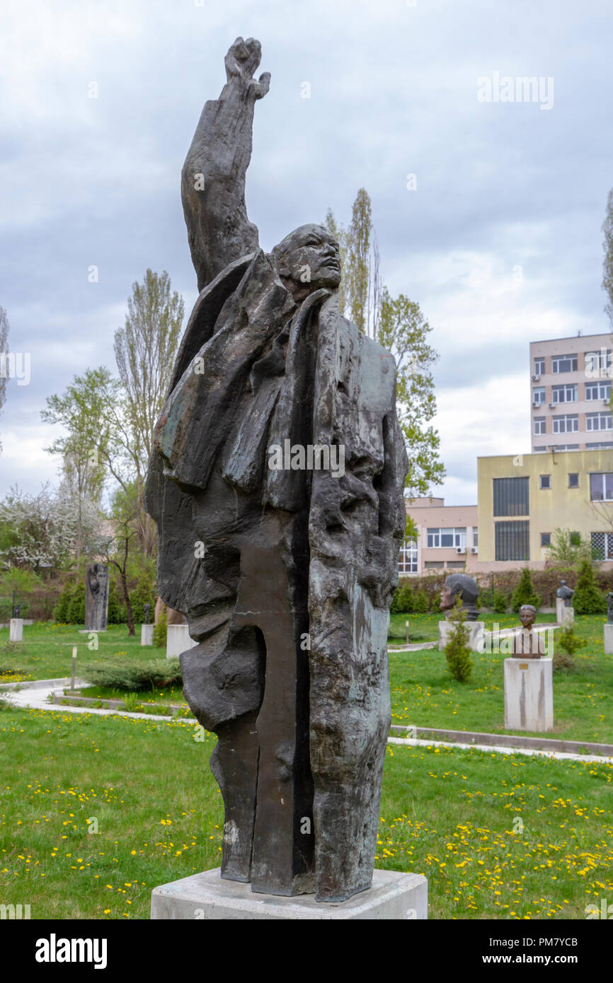 Skulptur "Red Square" (1977) von Valentin Starchev im Museum der Sozialistischen Kunst outdoor Sculpture Garden, Sofia, Bulgarien. Stockfoto
