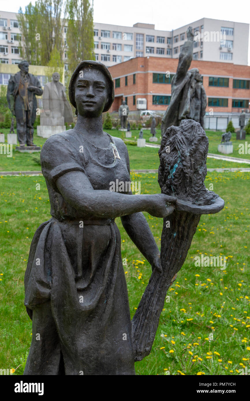 ' Des Feldhäckslers Song" (1955) von vaska Emanuilova im Museum der Sozialistischen Kunst outdoor Sculpture Garden, Sofia, Bulgarien. Stockfoto