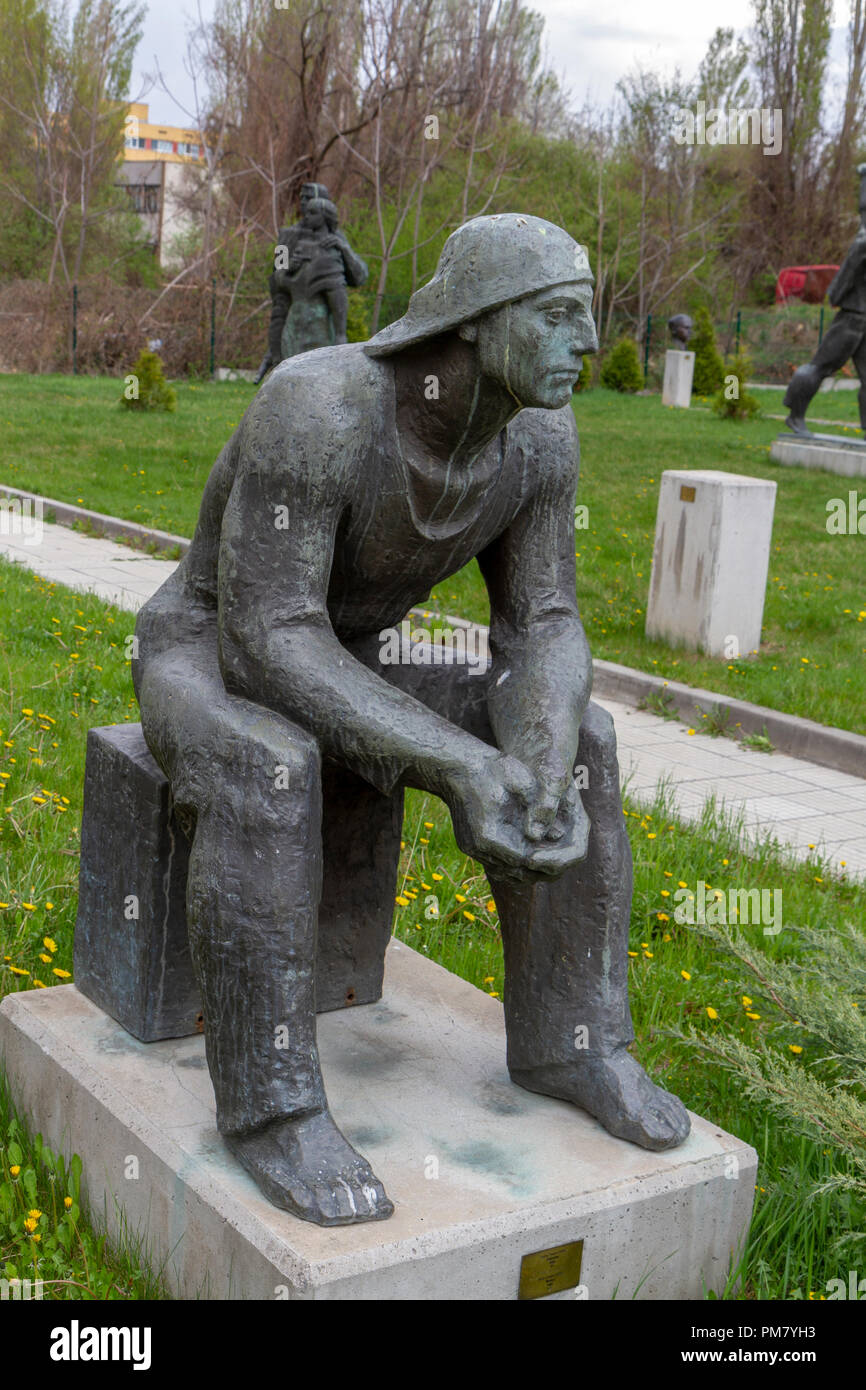 Die "Arbeitnehmer" Skulptur von Boris Gondov im Museum der Sozialistischen Kunst outdoor Sculpture Garden, Sofia, Bulgarien. Stockfoto