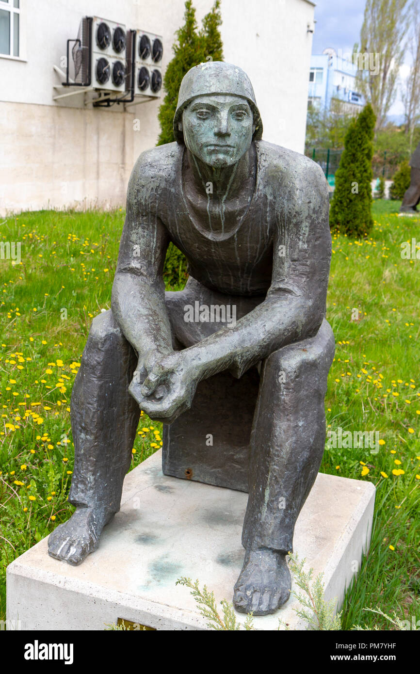 Die "Arbeitnehmer" Skulptur von Boris Gondov im Museum der Sozialistischen Kunst outdoor Sculpture Garden, Sofia, Bulgarien. Stockfoto