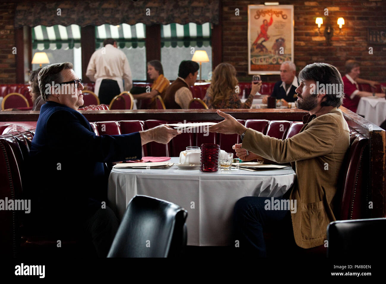 (L - r) John goodman als John Chambers und Ben Affleck als Tony Mendez in "Argo", eine Präsentation von Warner Bros. Bilder in Verbindung mit GK Filme, Bilder von Warner Bros. vertrieben werden. Stockfoto