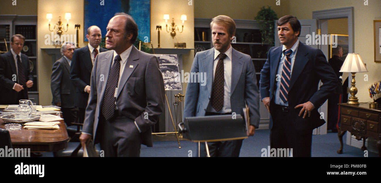 (Vordergrund L-r) ROB BROWNSTEIN als Landon Butler, DAVID SULLIVAN, wie Jon Titteron und Kyle Chandler als Hamilton Jordan in "Argo", eine Präsentation von Warner Bros. Bilder in Verbindung mit GK Filme, Bilder von Warner Bros. vertrieben werden. Stockfoto