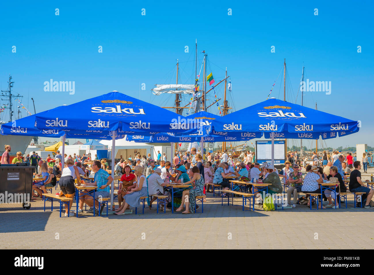 People Cafe Sommer, Blick an einem Sommernachmittag des Sonntags Besucher des Lennusadam Wasserflugzeug Hafen Essen Mittagessen unter Sonnenschirmen, Tallinn, Estland. Stockfoto