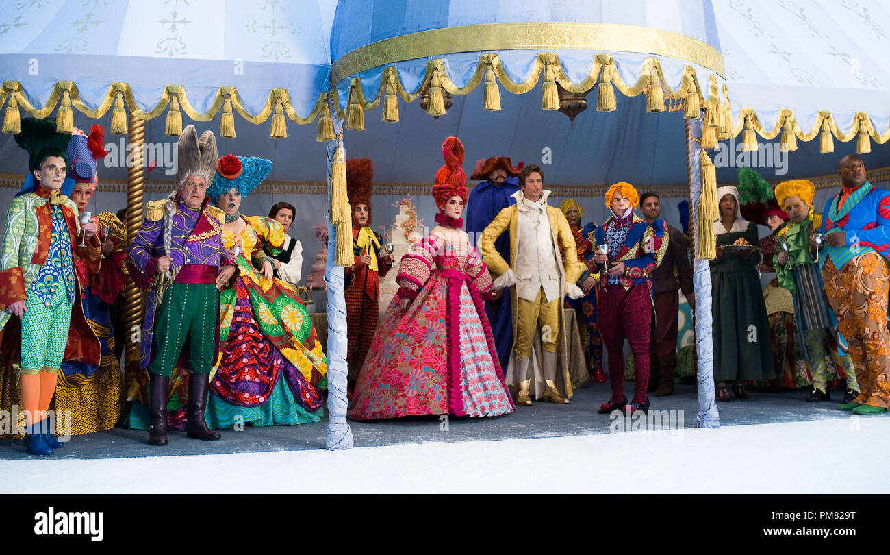 M1 (dritter von links) Michael Lerner, Kathleen Gebühr (5. von links.) Mare Winningham und (in gelb.) Armee Hammer und Arthur Holden Star in der Relativitätstheorie Medien Spiegel Spiegel. Foto: Jan Thijs. © 2012 Relativitätstheorie Medien. Alle Rechte vorbehalten. Stockfoto