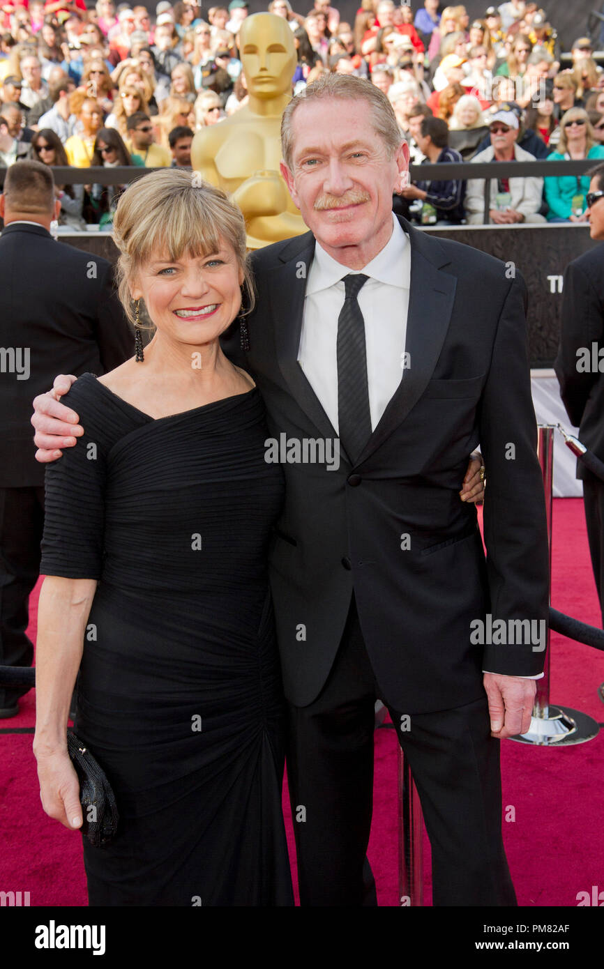 Laurence Bennett, Oscar-nominiert für die Leistungen in der Art Direction, und Gäste kommen für die 84. jährlichen Academy Awards aus Hollywood, CA Februar 26, 2012. Stockfoto