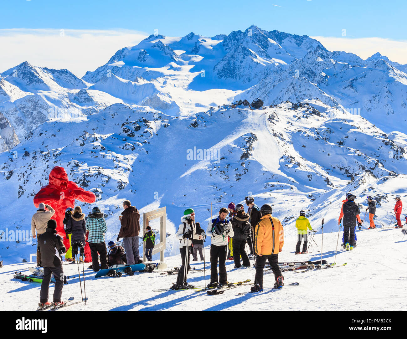 Gruppe der Skifahrer um die Skulptur King Kong Skulptur Bildhauer Richard Orlinski über Saulire. Skigebiet Kurchevel. Frankreich Stockfoto