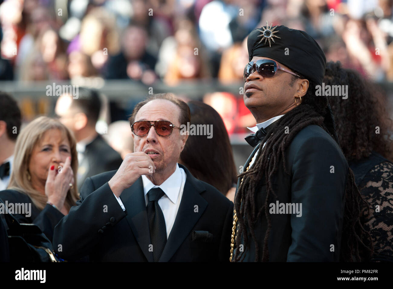 Sergio Mendes und Carlinhos Brown, Oscar-nominierten für die Errungenschaft in der Musik geschrieben für bewegte Bilder (Original Song), für die 84. jährlichen Academy Awards aus Hollywood, CA Februar 26, 2012 ankommen. Stockfoto