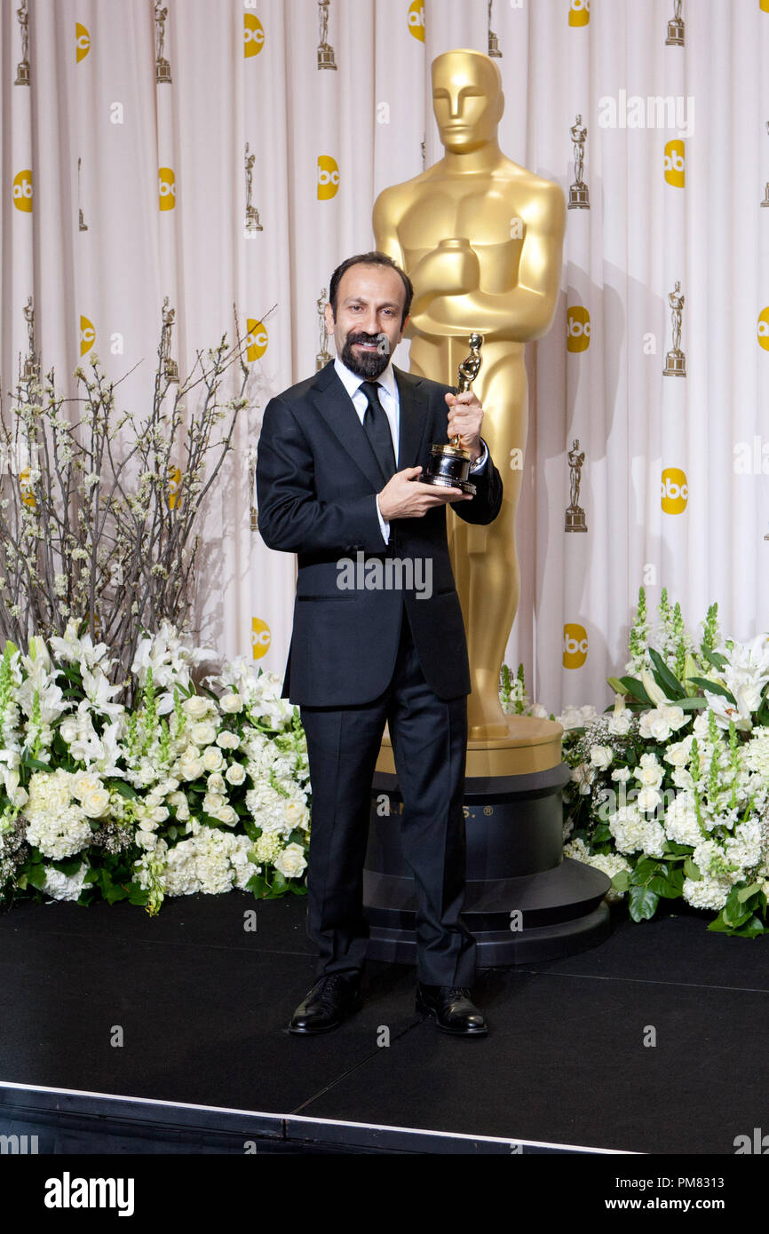 Asghar Farhadi posiert Backstage mit dem Oscar für den besten fremdsprachigen Film des Jahres während der Live-ABC Television Network auf der 84. jährlichen Academy Awards von Hollywood und Highland Center, in Hollywood, CA, Sonntag, 26 Februar, 2012 ausgestrahlt. Stockfoto