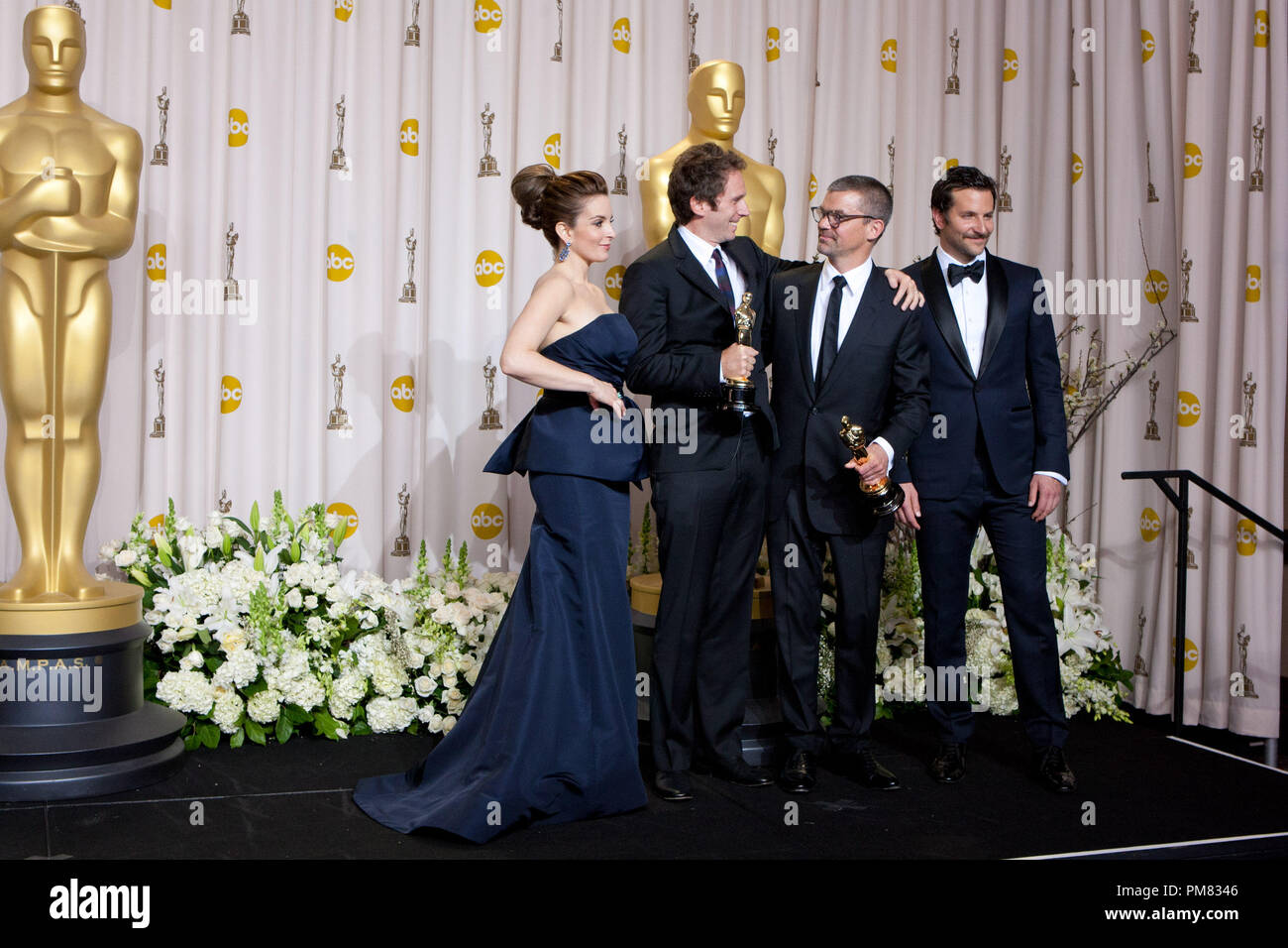 Tina Fey und Bradley Cooper pose mit Oscar-Gewinner für Achievement in Film Editing für "Das Mädchen mit dem Dragon Tattoo', Kirk Baxter, Angus Wall backstage während des Live ABC Television Network Broadcast des 84. jährlichen Academy Awards von Hollywood und Highland Center, in Hollywood, CA, Sonntag, 26 Februar, 2012. Stockfoto