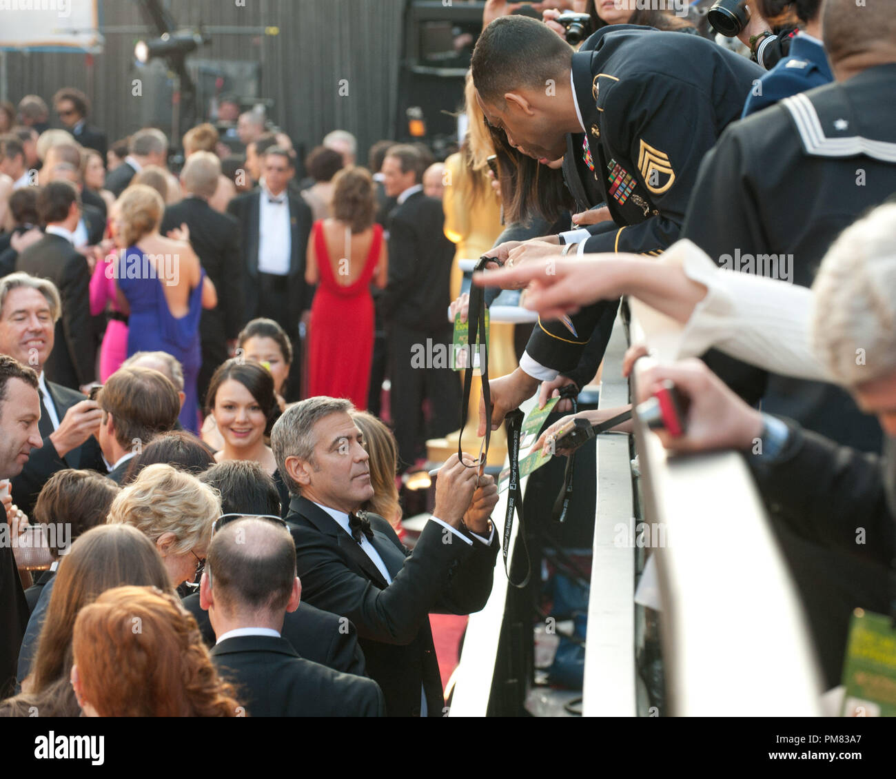 George Clooney, Oscar-nominiert für die Leistung durch einen Schauspieler in einer Hauptrolle und adaptiertes Drehbuch, kommt für die 84. jährlichen Academy Awards aus Hollywood, CA Februar 26, 2012. Stockfoto