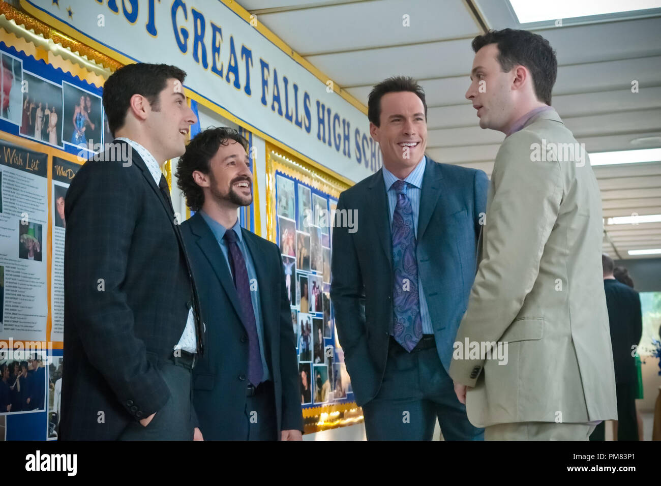(L und R) Jim (JASON BIGGS), Kevin (THOMAS IAN NICHOLAS), Oz (Chris Klein) und Finch (Eddie Kaye Thomas) sind wieder zusammen in 'American Reunion". In der Komödie, alle "Zeichen American Pie' Wir haben ein wenig mehr als einer Dekade vor Rückkehr nach Osten große Fälle für ihre High School Reunion met. Stockfoto