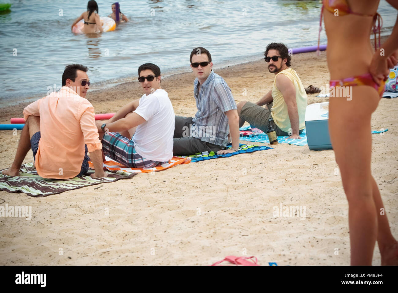 (L/R), Oz (Chris Klein), Jim (JASON BIGGS), Finch (Eddie Kaye Thomas) und Kevin (THOMAS IAN NICHOLAS) sind wieder zusammen in 'American Reunion". In der Komödie, alle "Zeichen American Pie' Wir haben ein wenig mehr als einer Dekade vor Rückkehr nach Osten große Fälle für ihre High School Reunion met. Stockfoto