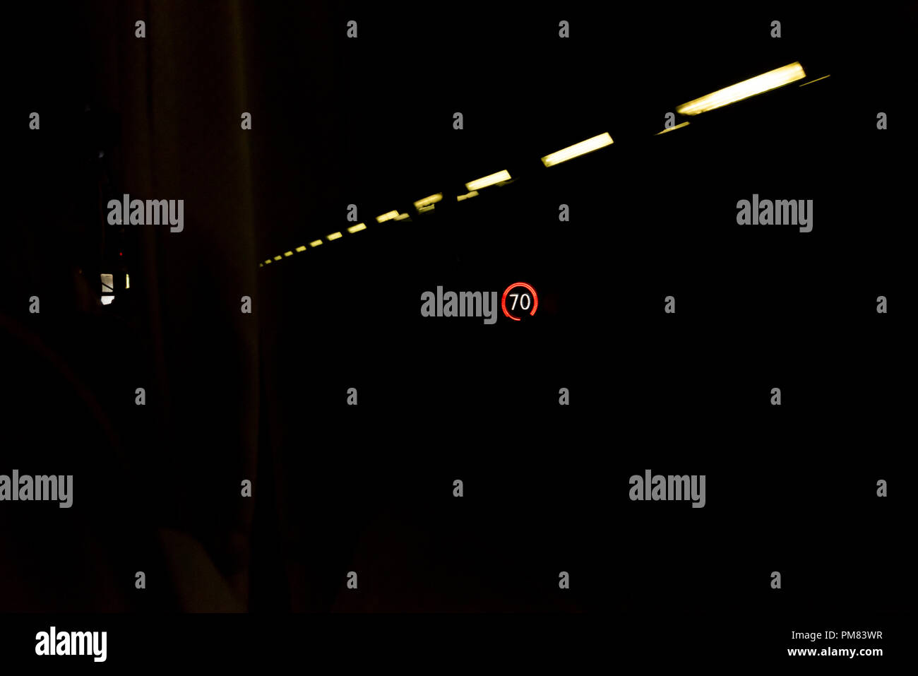 Geschwindigkeitsbegrenzung (70 km/h), die in einem Tunnel in Oslo, Norwegen. Stockfoto