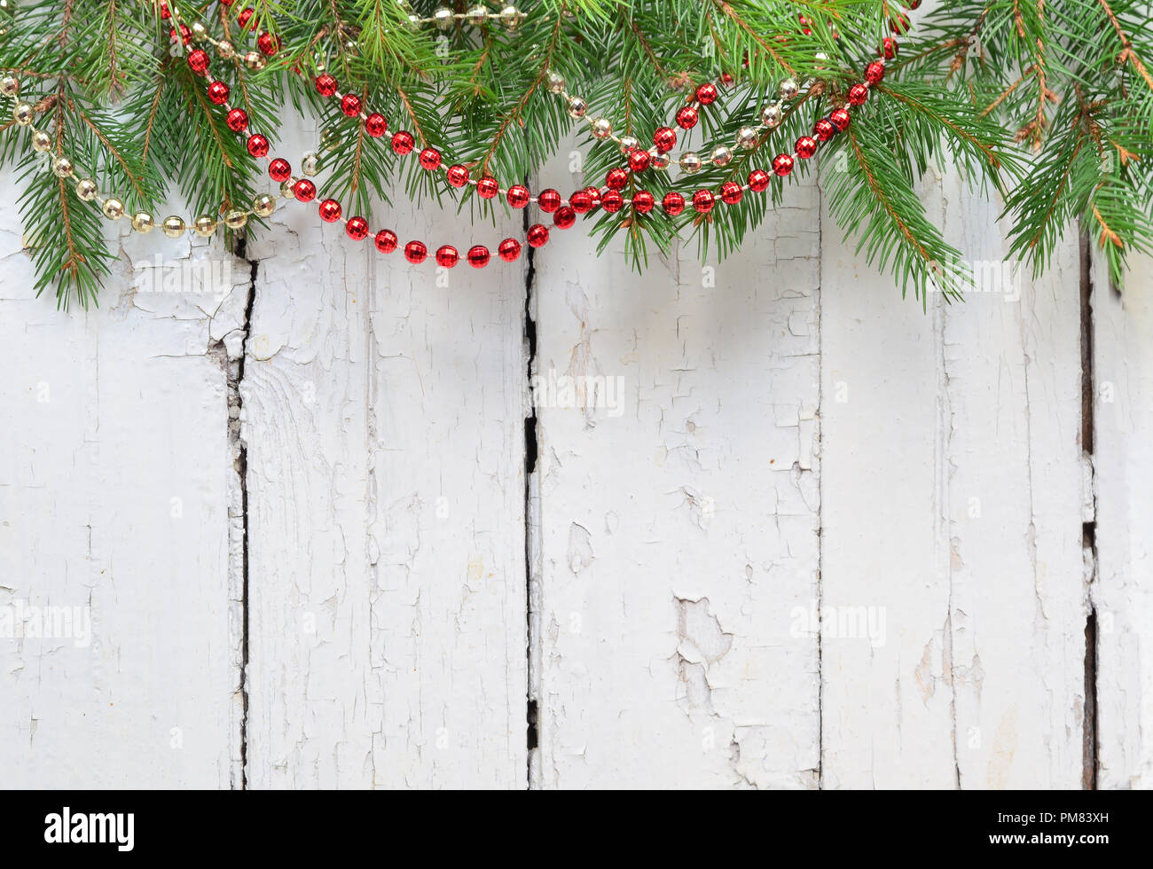 Weihnachten Tannenbaum mit Dekoration auf einem Holzbrett. Stockfoto