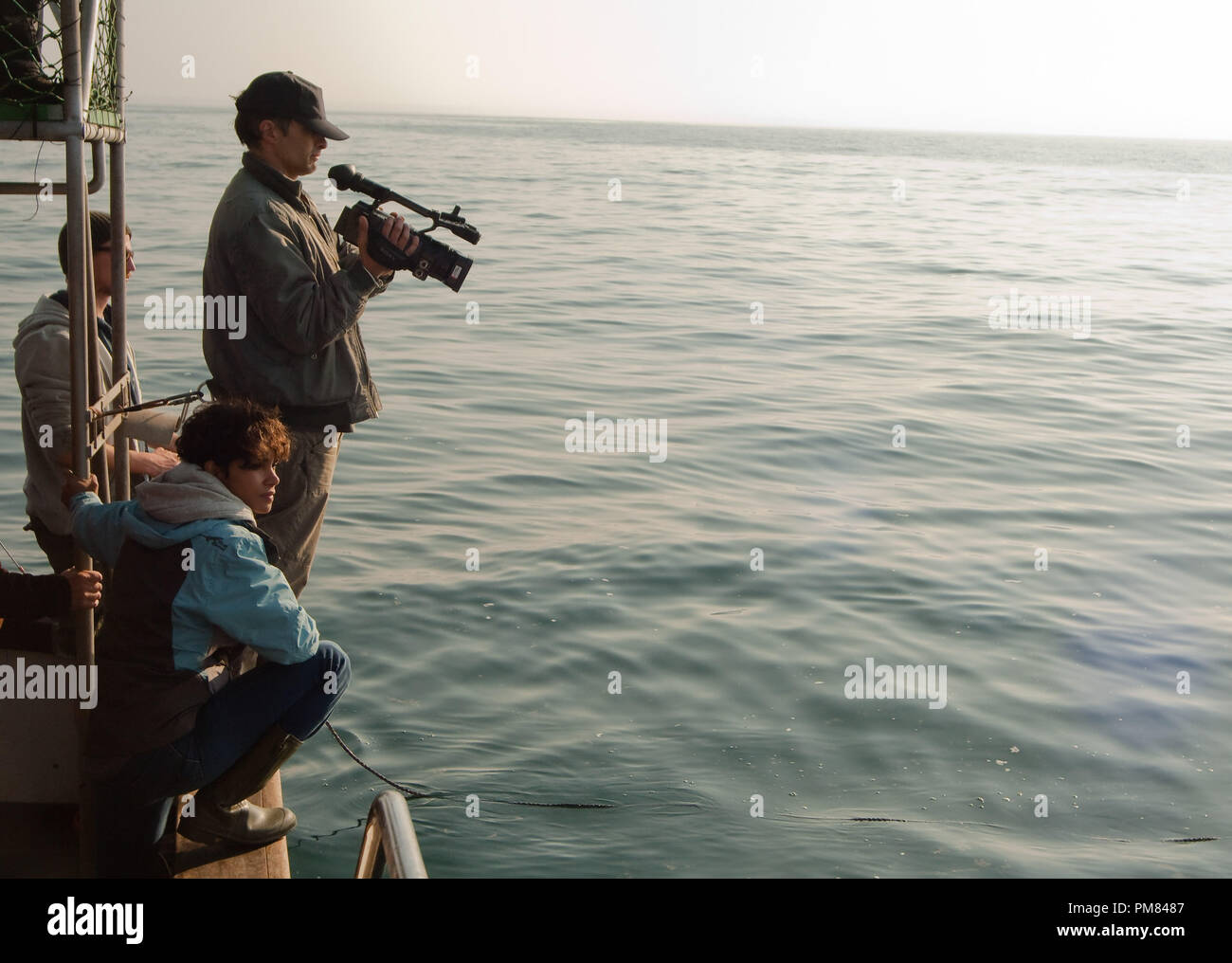 (Von vorne nach hinten) Halle Berry ("Kate", vorne) und Oliver Martinez ("Jeff", Zurück, Stern) in dunklen Lionsgate Home Entertainment Tide. Stockfoto