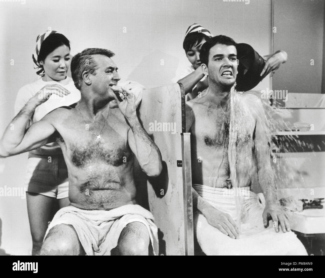 (Archival Classic Cinema - Cary Grant Retrospective) „Walk Don't Run“ Cary Grant, Jim Hutton 1966 Columbia / File Reference # 31475 039THA Stockfoto