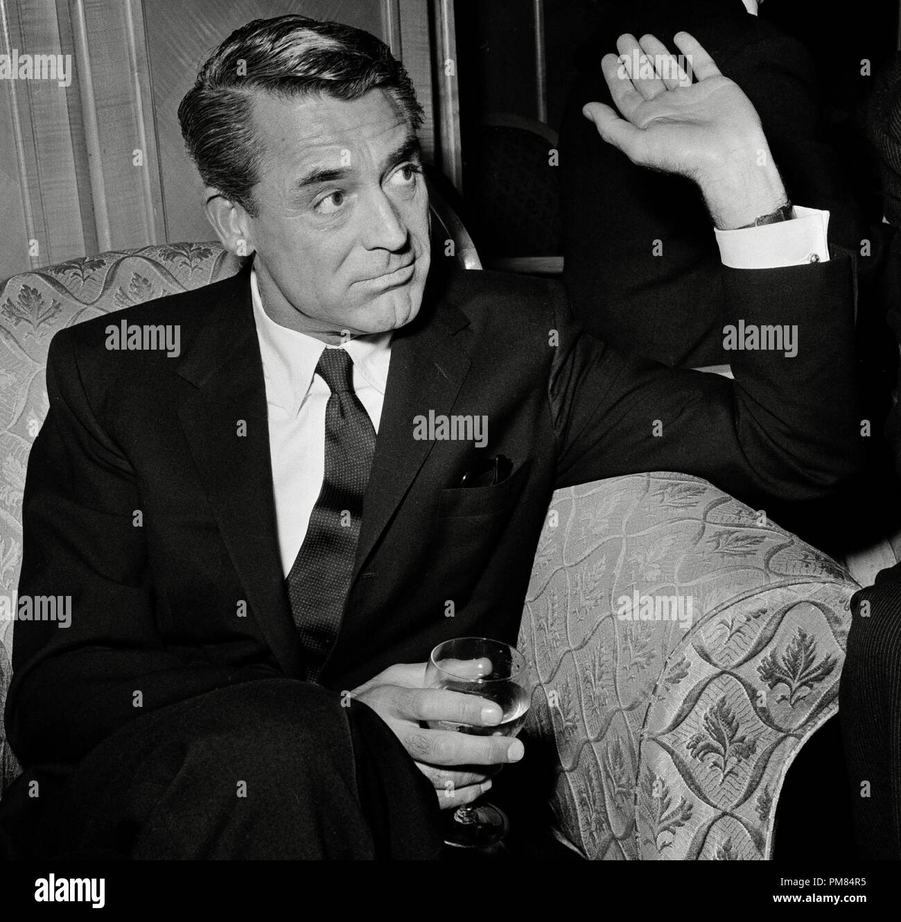 (Archival Classic Cinema - Cary Grant Retrospective) Cary Grant, ca. 1957 Foto: File Reference # 31475 080THA Stockfoto