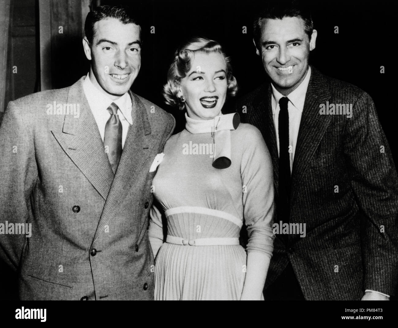 (Archivierung klassische Kino - Cary Grant Retrospektive) New York Yankees Baseballspieler Joe DiMaggio mit seiner Frau, Marilyn Monroe und Cary Grant bei der Herstellung von 'Monkey Business' Kino 1954 Verlage Collection File Reference # 31475 101 THA Stockfoto