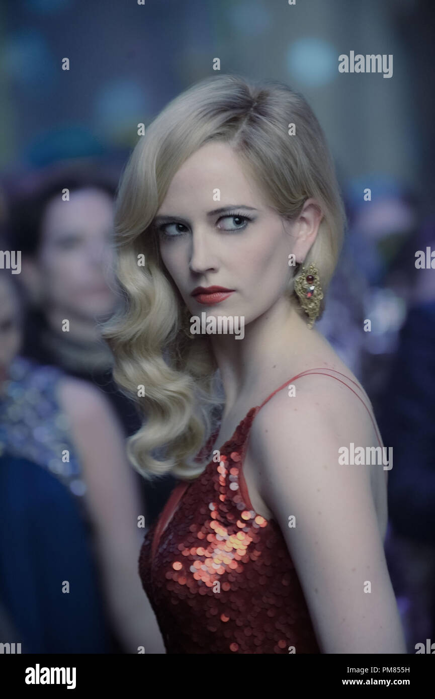 Eva Green Stars wie Angelique Bouchard in Warner Bros. Pictures' dunkle Schatten (2012) Stockfoto