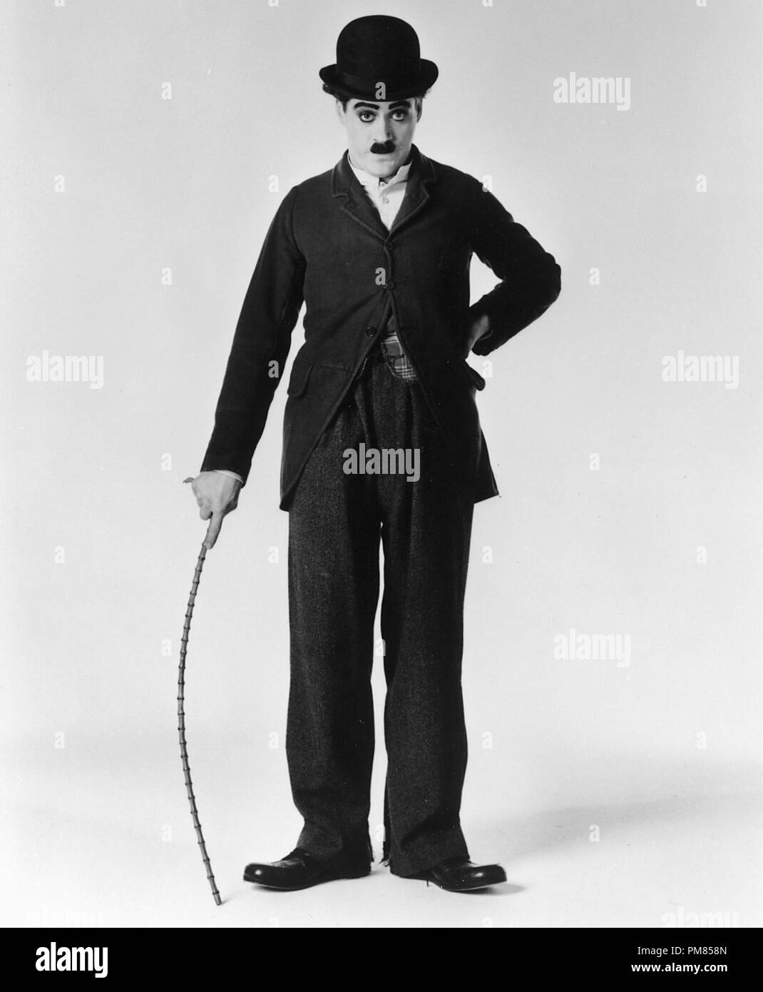 Film Still oder Werbung noch von 'Chaplin' Robert Downey Jr. © 1992 Tri-Star Alle Rechte vorbehalten Datei Referenz # 31487 046 THA für die redaktionelle Nutzung nur Stockfoto