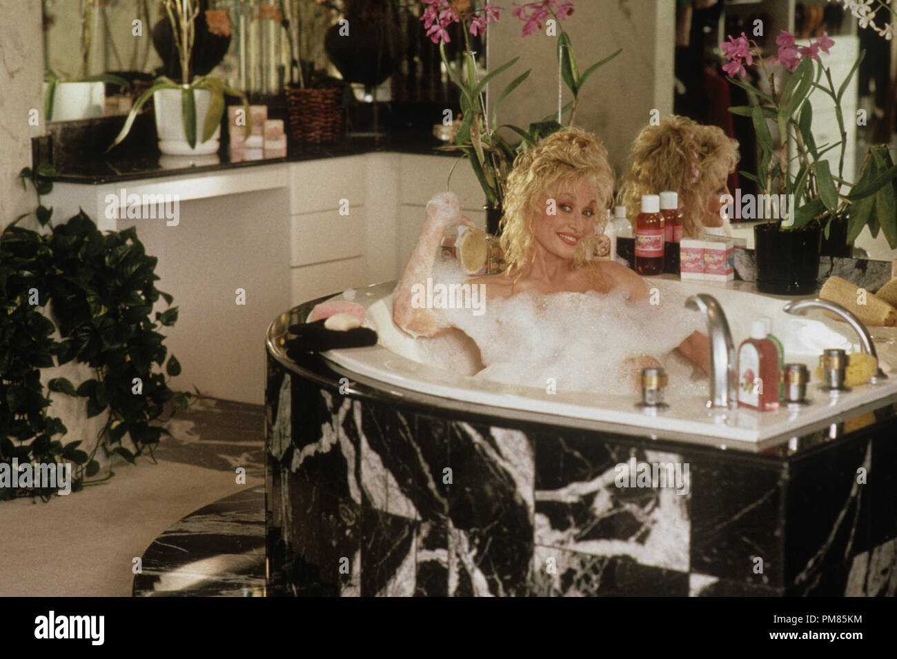 Film Still oder Werbung immer noch von der "Straight Talk" Dolly Parton © 1992 Hollywood Pictures Photo Credit: Don Smetzer Alle Rechte vorbehalten Datei Referenz # 31487 274 THA für die redaktionelle Nutzung nur Stockfoto