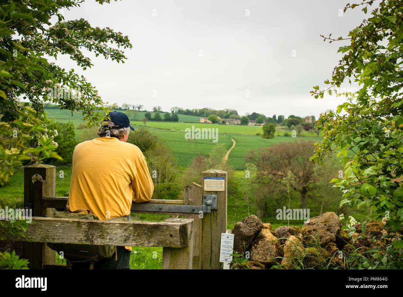 Tor zum Dorf Guiting Power auf den öffentlichen Fußwegen im Cotswold District von England. Stockfoto
