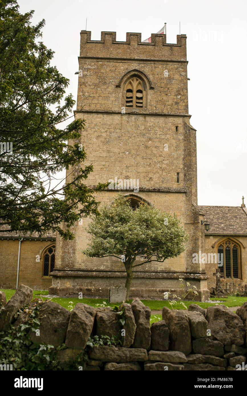 Rechtwinkliger Zinnen-Turm der St. Michaels and All Angels Church in Guiting Power, Cotswold District, England. Stockfoto