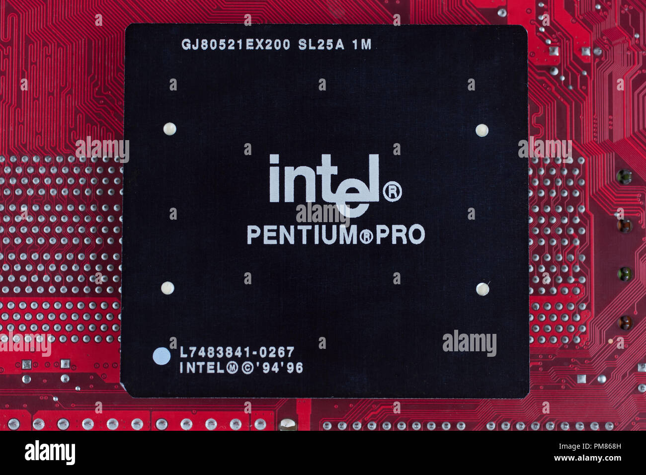 Kiew, Ukraine - Juli 28., 2018. Intel Pentium Pro Prozessor auf roten Platine. Stockfoto